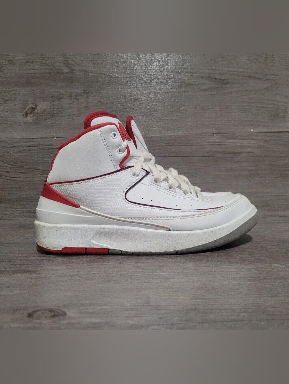 Jordan Retro 2 Chicago Youth Size 5y White Red Shoes
